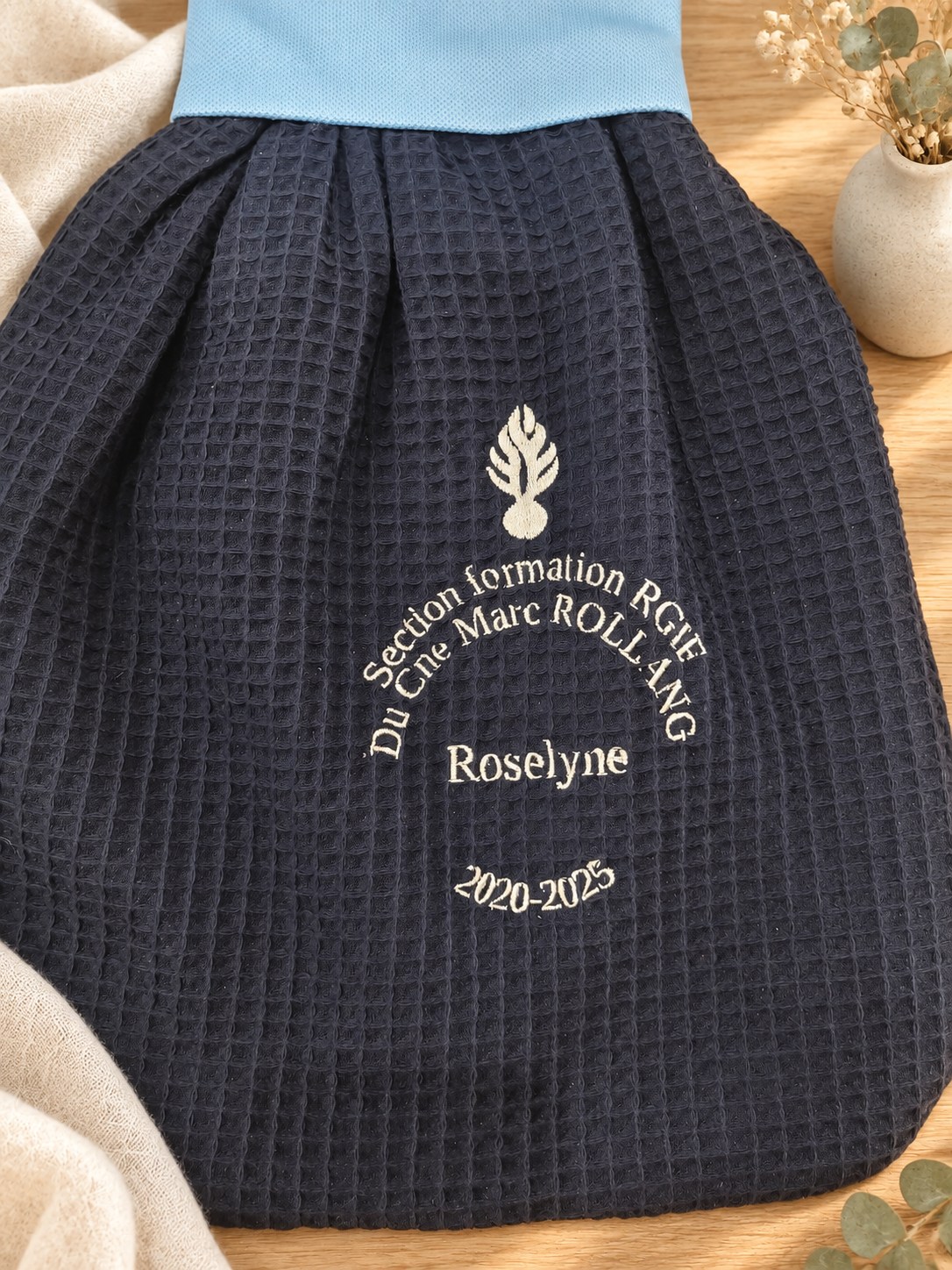 Essuie-mains bleu personnalisé pour Roselyne — Le détail de la broderie