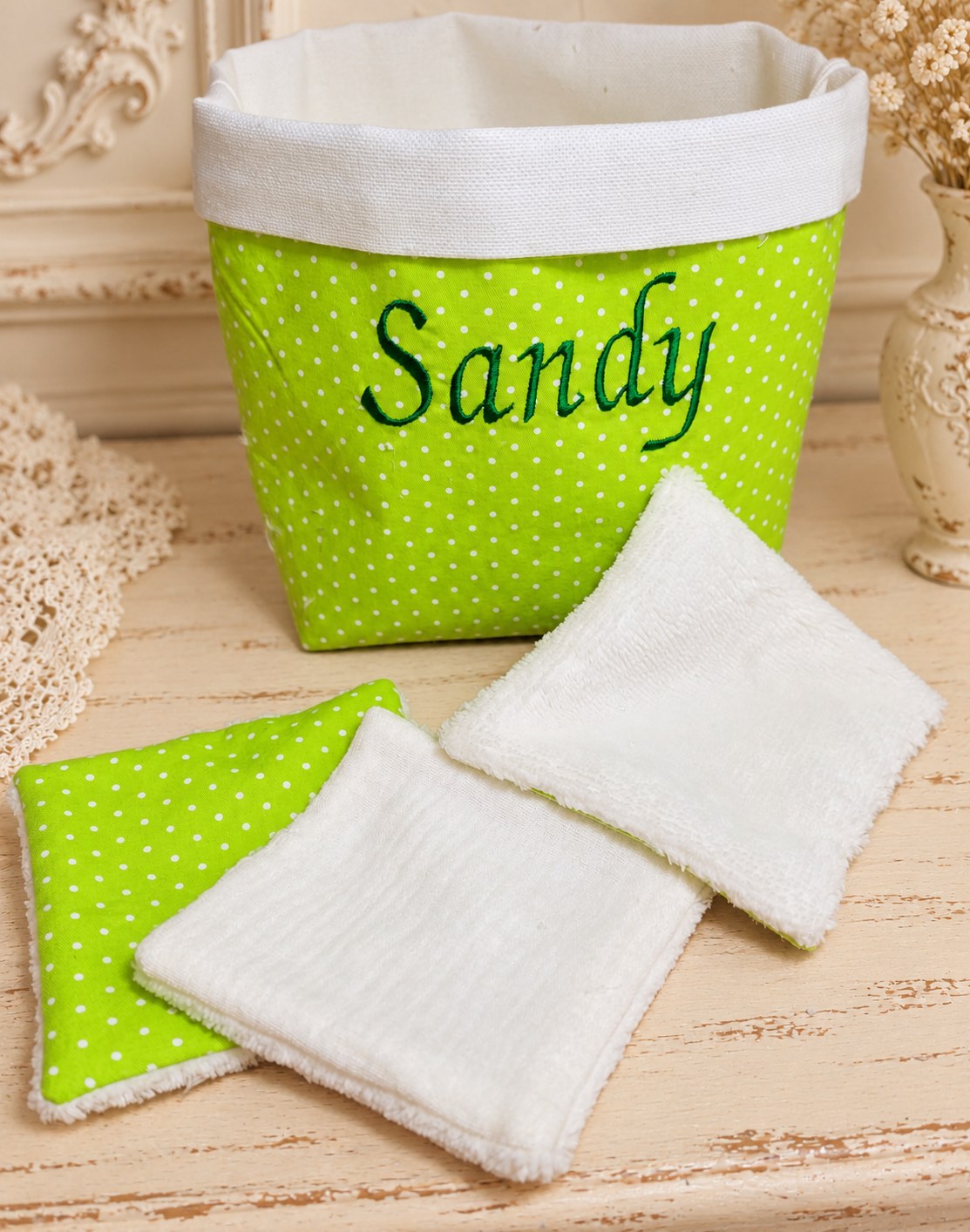 Panier Sandy et ses lingettes lavables dans un décor crème vintage