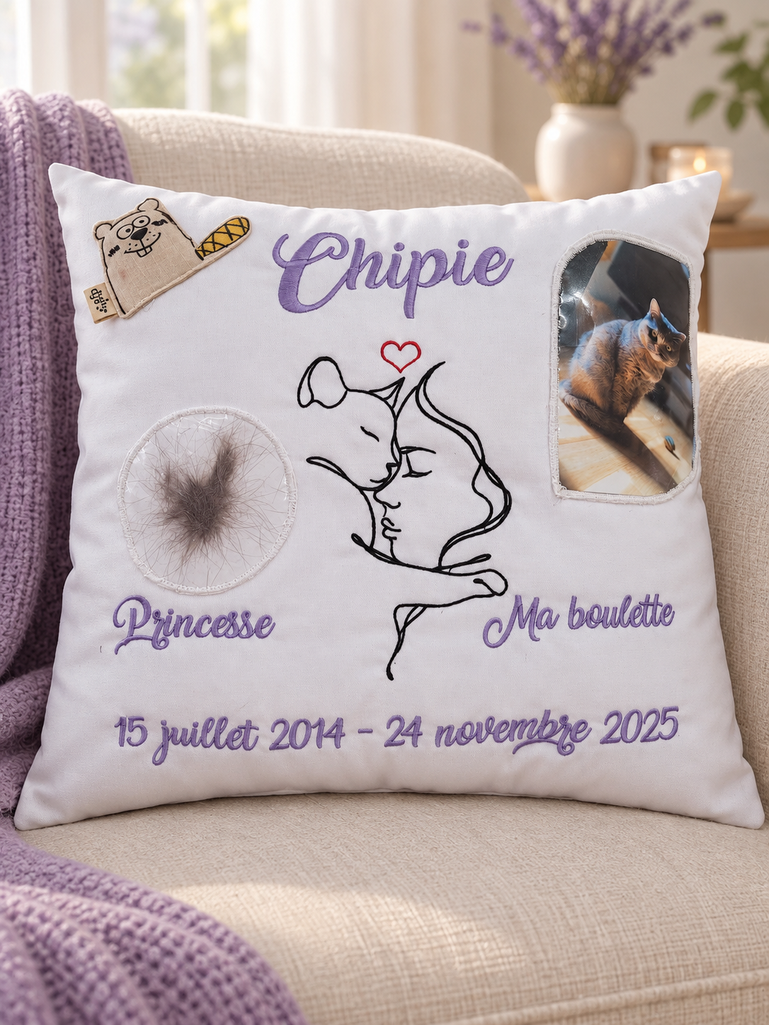 Coussin souvenir Chipie, photo de chat et broderies violettes