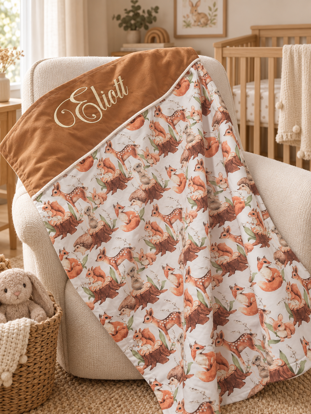 Couverture Eliott brodée, couleur caramel et motifs animaux de la forêt