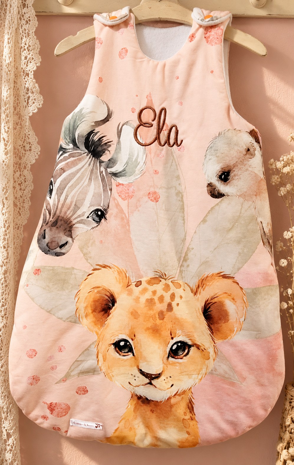 Gigoteuse Ela brodée, aux petits animaux et tons roses