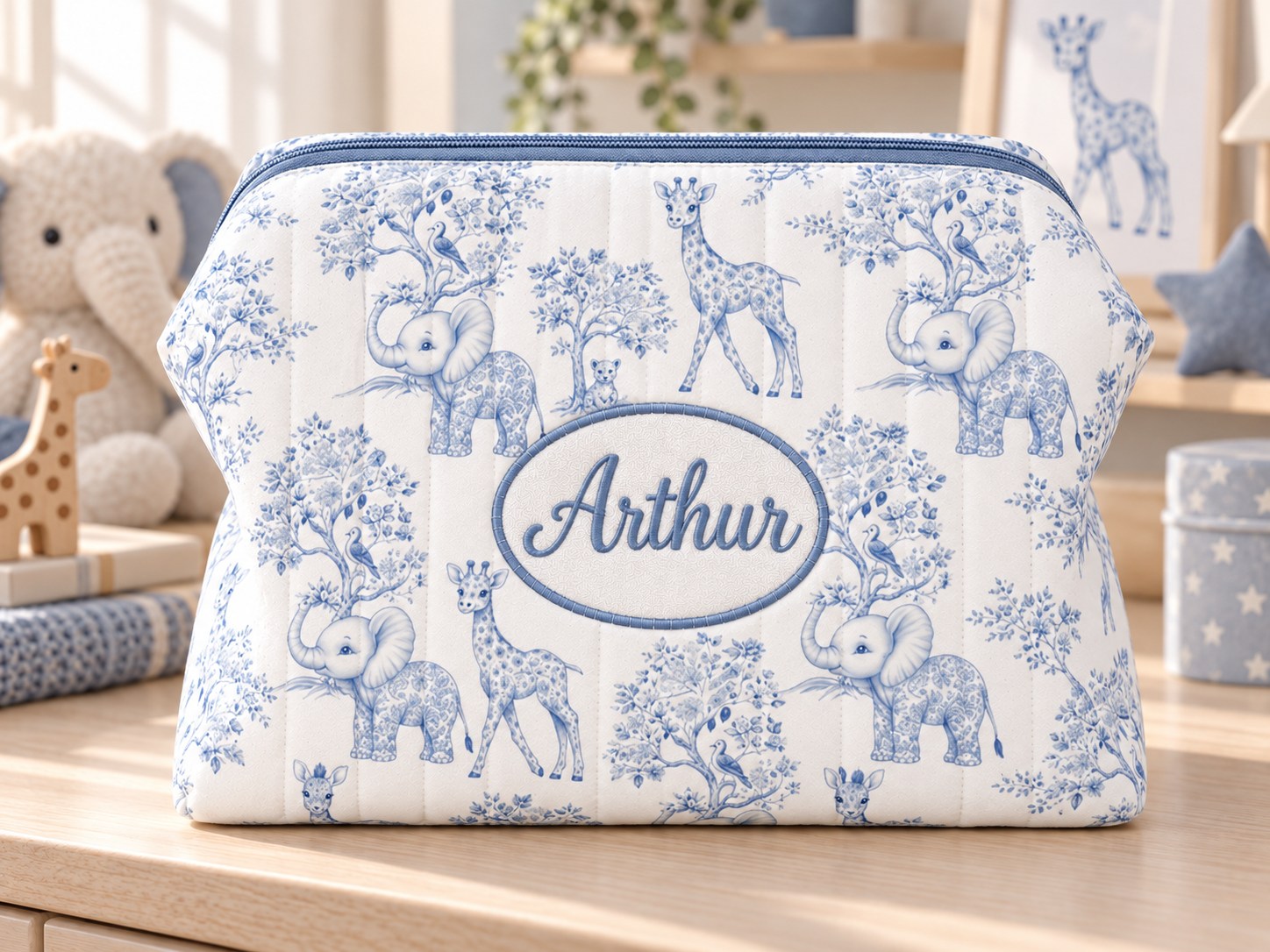Grande trousse de toilette Arthur brodée, aux animaux bleus et blancs