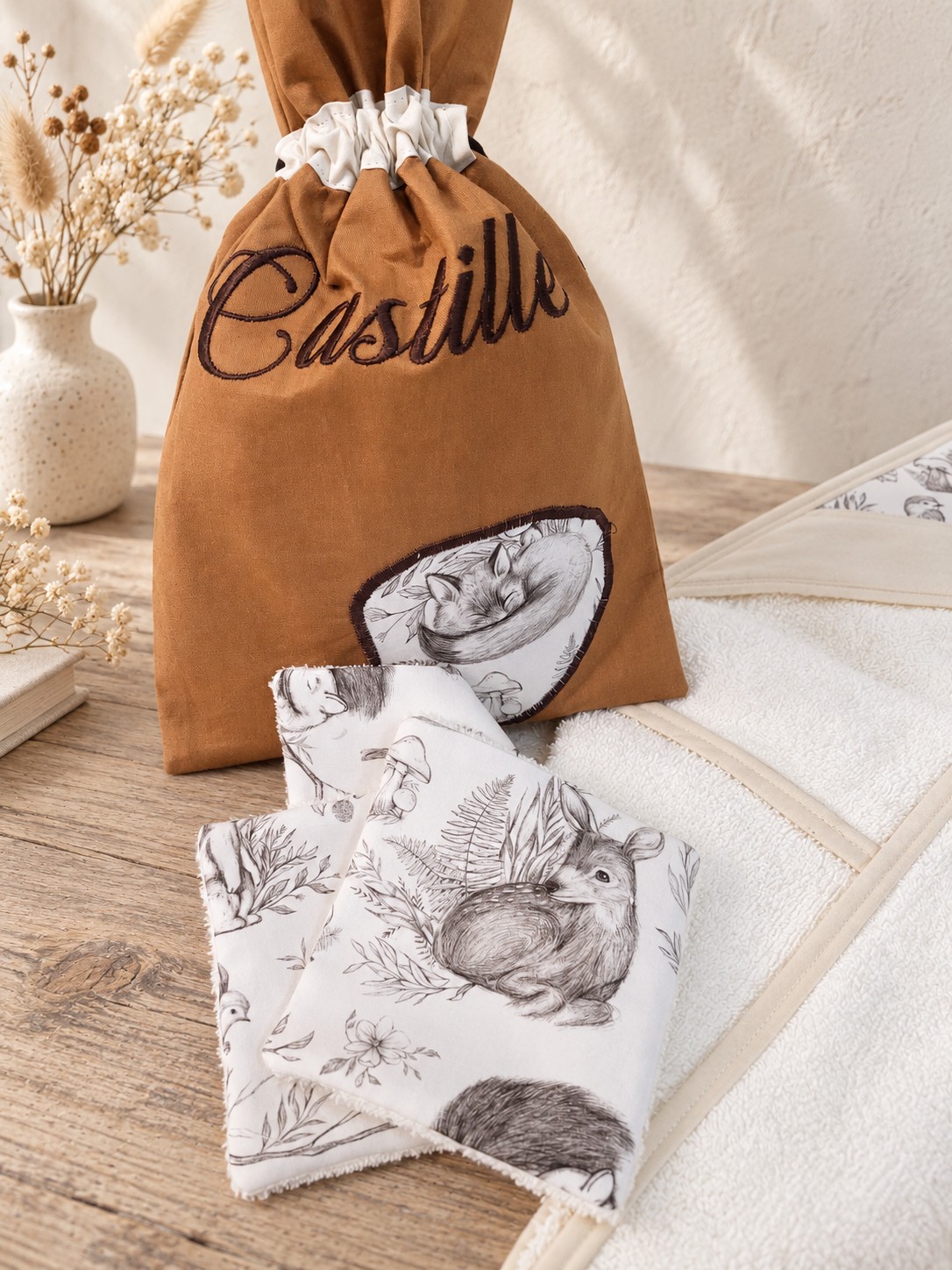 Ensemble Castille : pochon personnalisé, lingettes et cape de bain