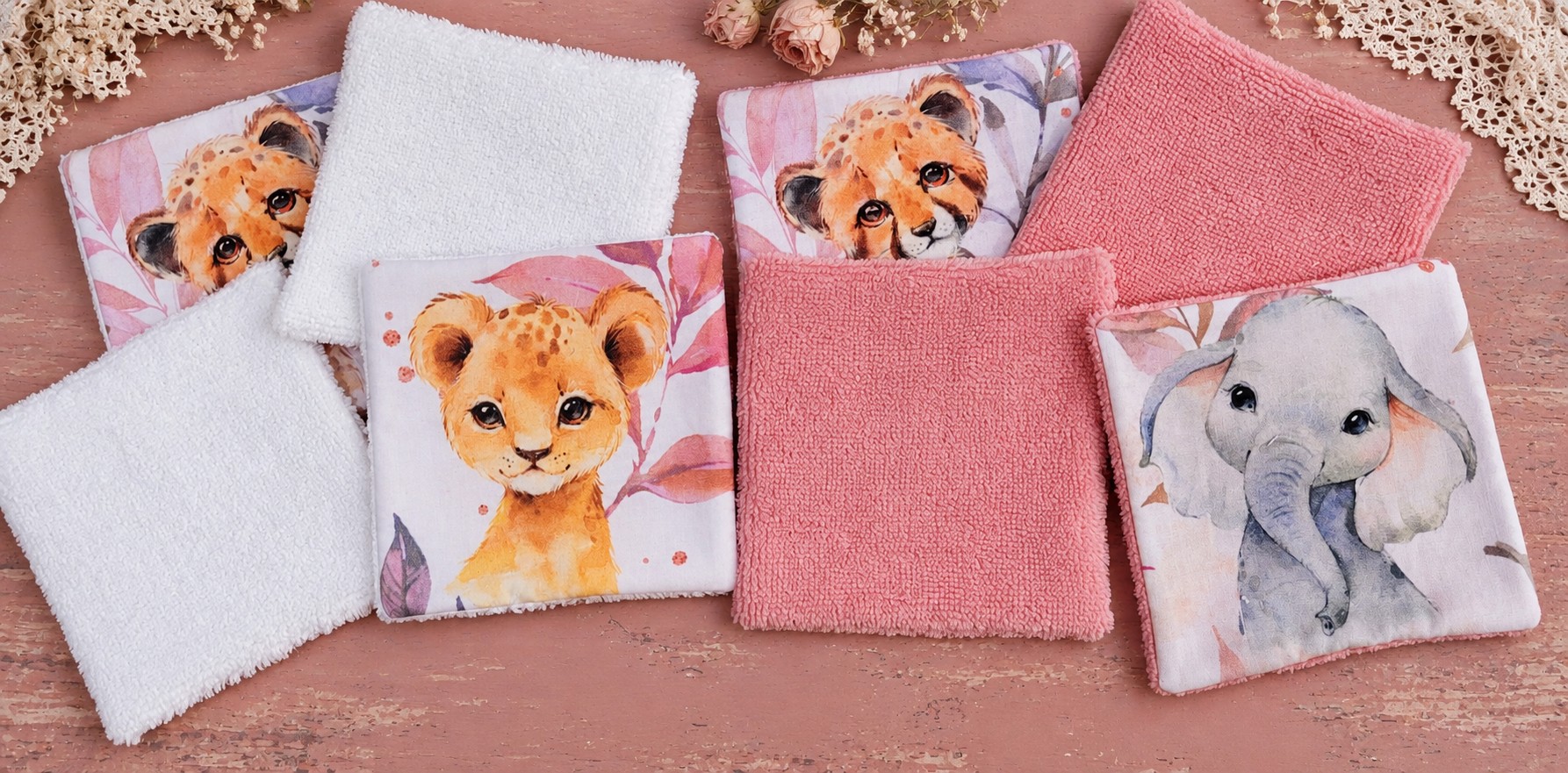 Lingettes bébé roses : motifs animaliers et faces en éponge