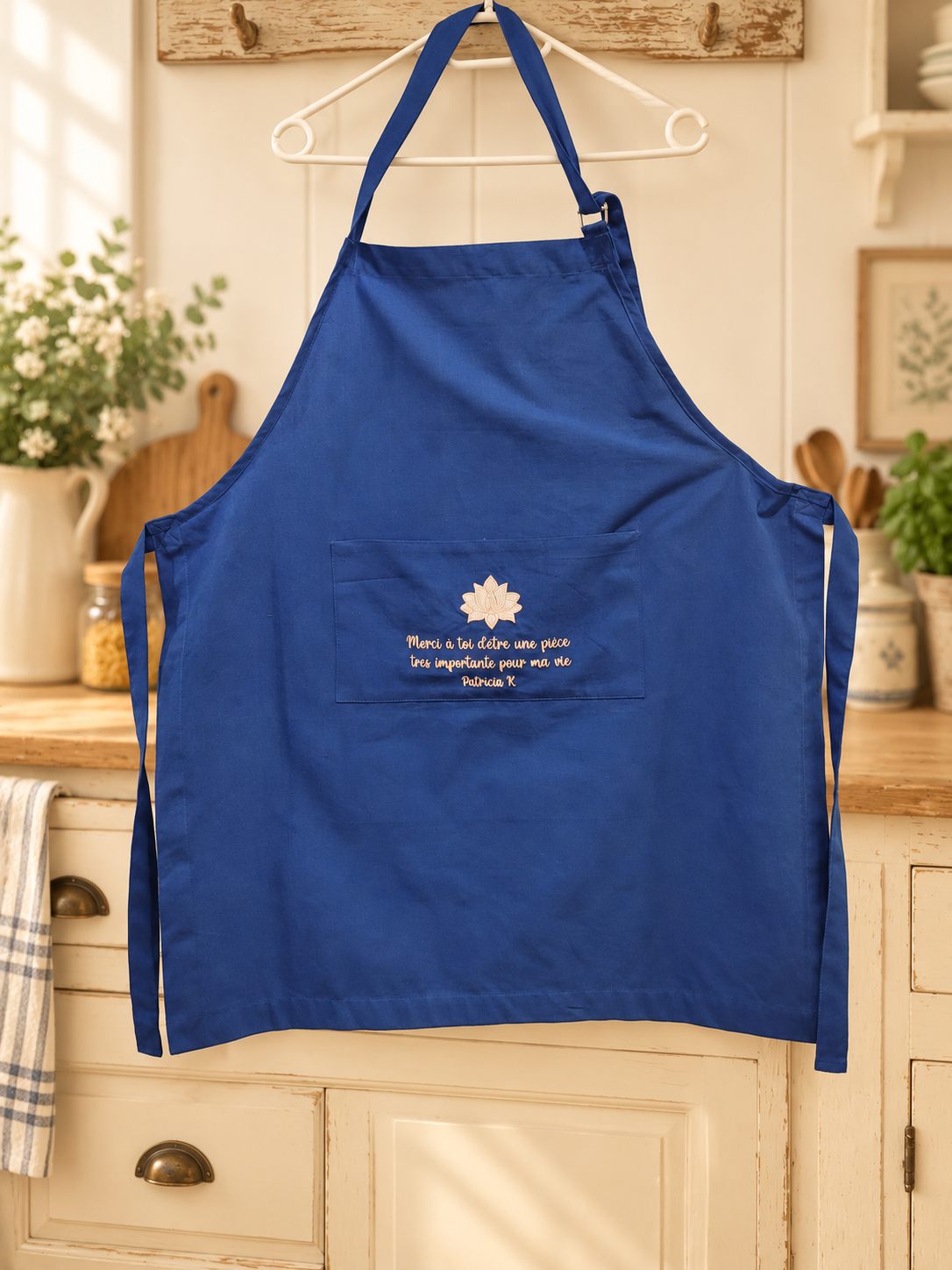Fleur de lotus — Tablier entier bleu et message personnalisé