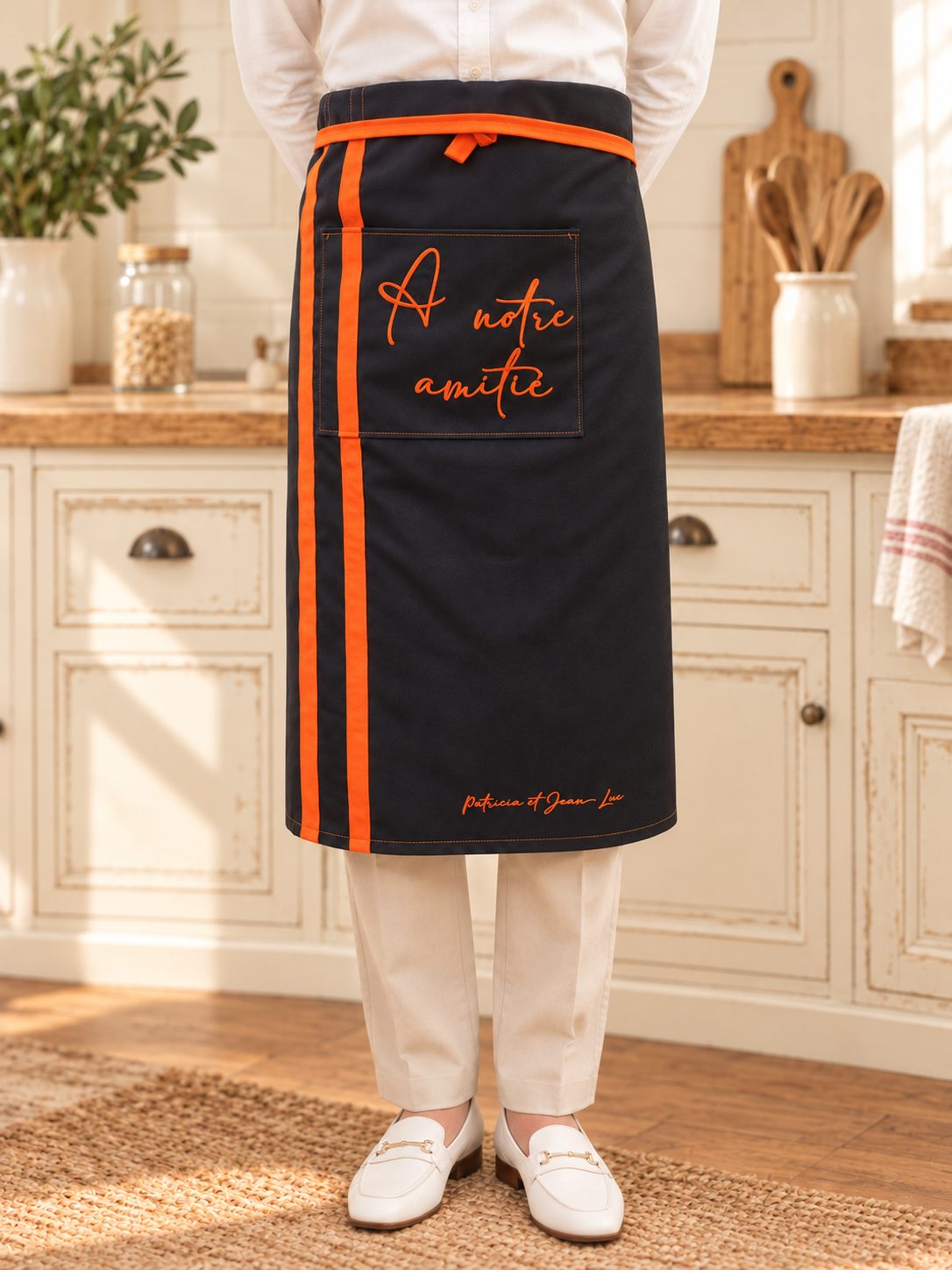À notre amitié — Demi-tablier noir et orange personnalisé